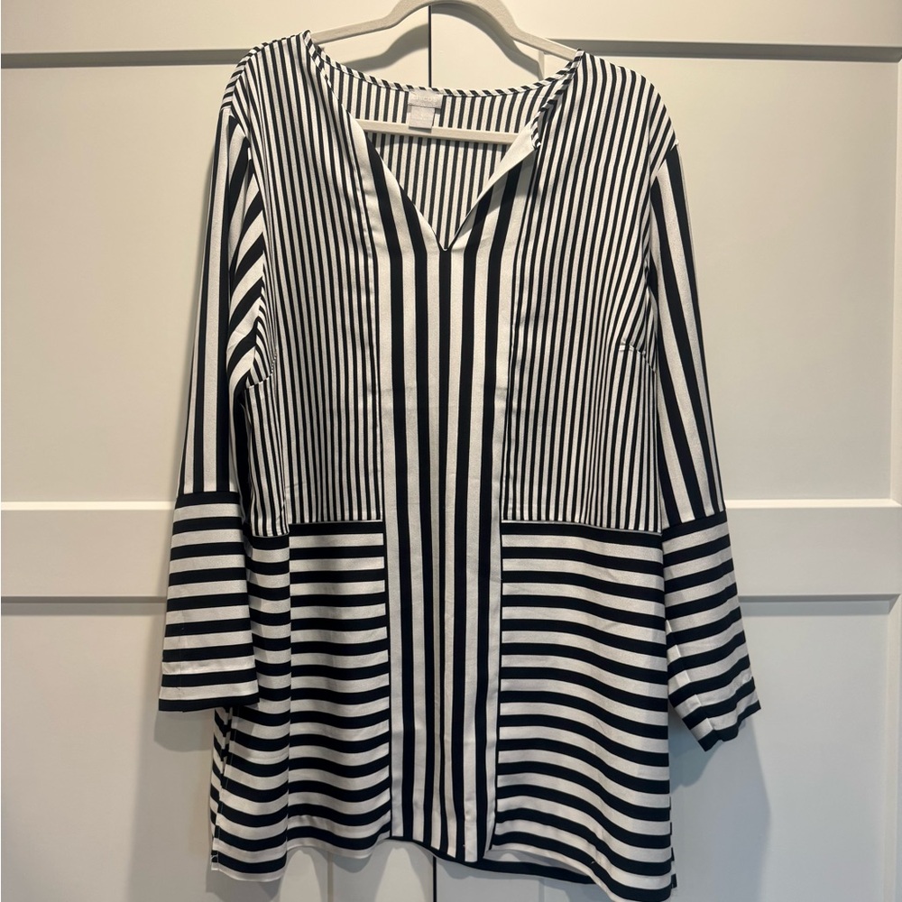 Chico's Black and White 3/4 Sleeve Boxy Tunic
